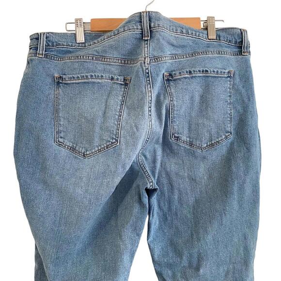 Old Navy Mid Rise Boyfriend Jeans Plus Size 16 Medium Wash - Picture 4 of 6